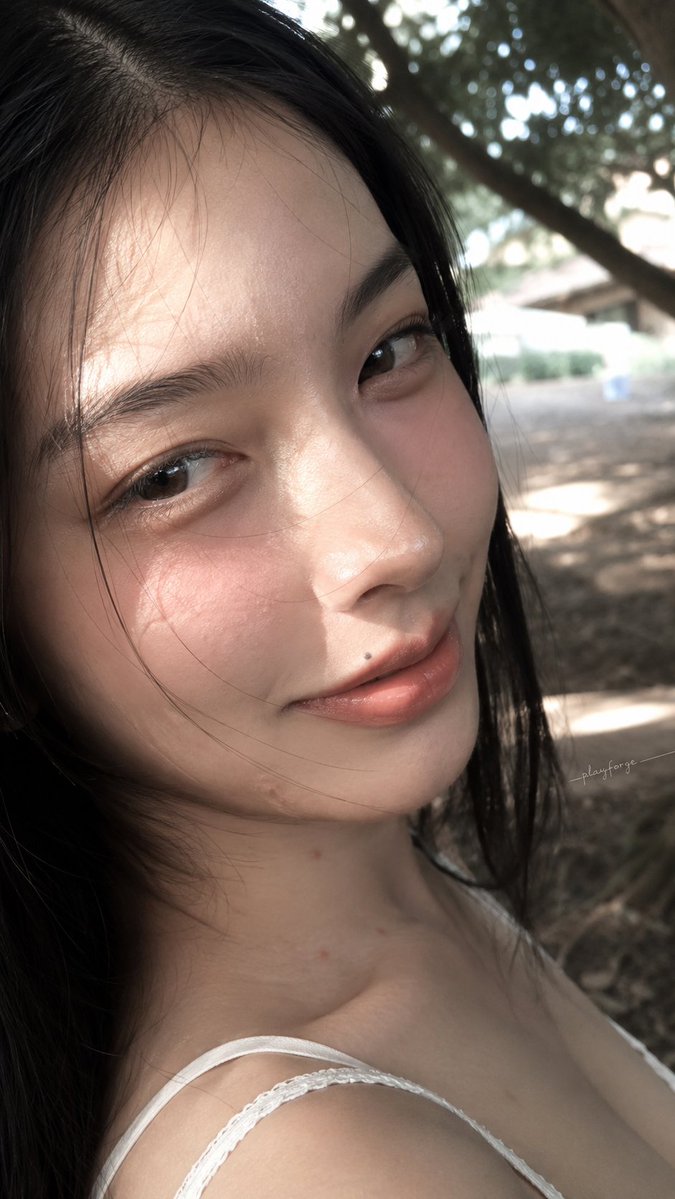 Gemini的香蕉人像人脸内容的时期做过类似的教程有专门写捏脸：
远不止在脸上加几颗痘痘痘印和简单皮肤纹理。
很多图一眼就能看出是AI，缺的就是那种“活人”气息。这是之前gemini的核心要点：
1.  皮肤的真实层次 区域差异化：T区油光明显、鼻翼有黑头、脸颊微干有细纹、下巴易有粉刺 微血管与色素：轻微红血丝、色斑不均匀、自然的血管透肤感 光线反应：不同光源下皮肤颜色、油光、反光都要真实变