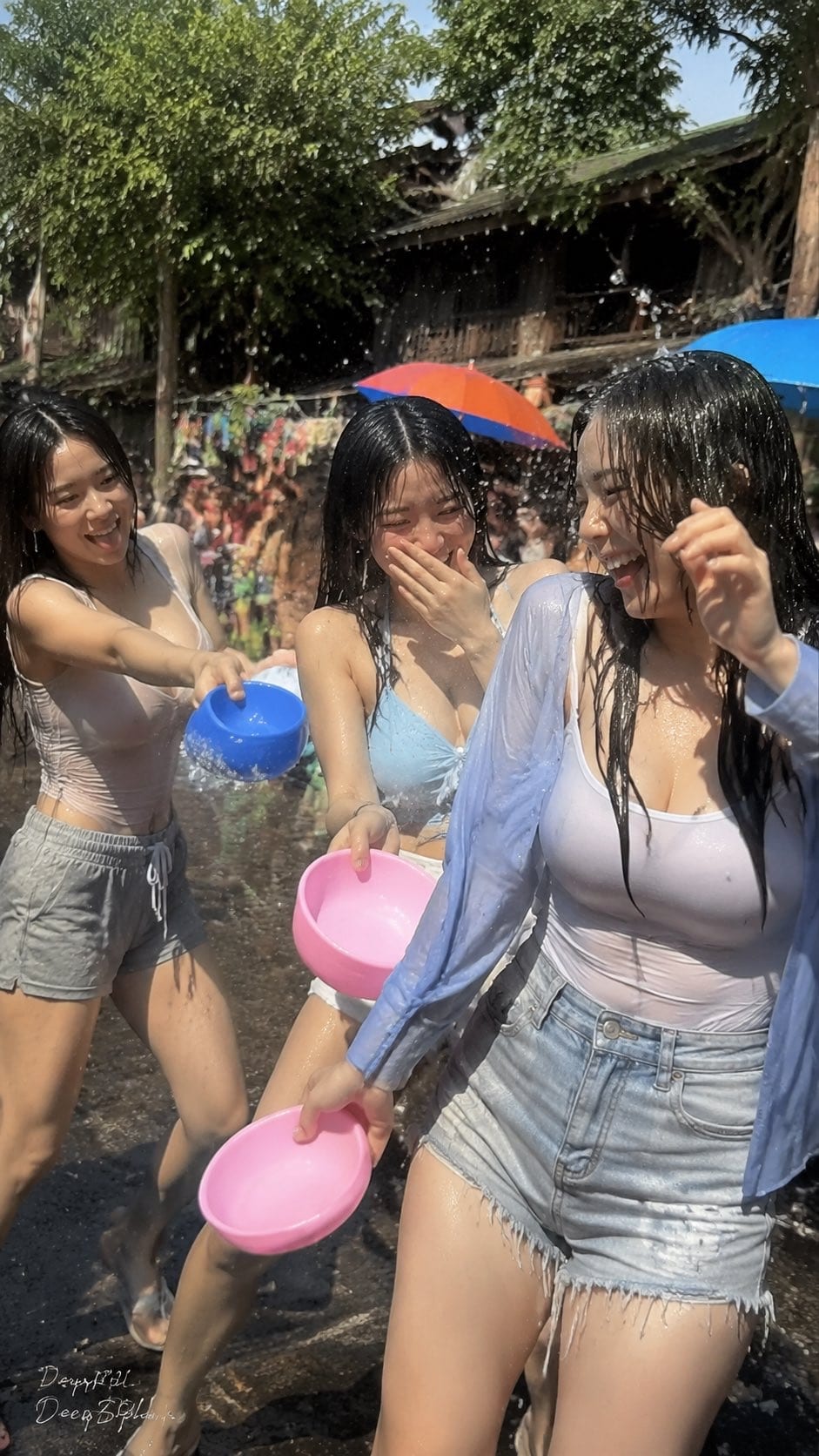 夏日泼水节闺蜜抓拍