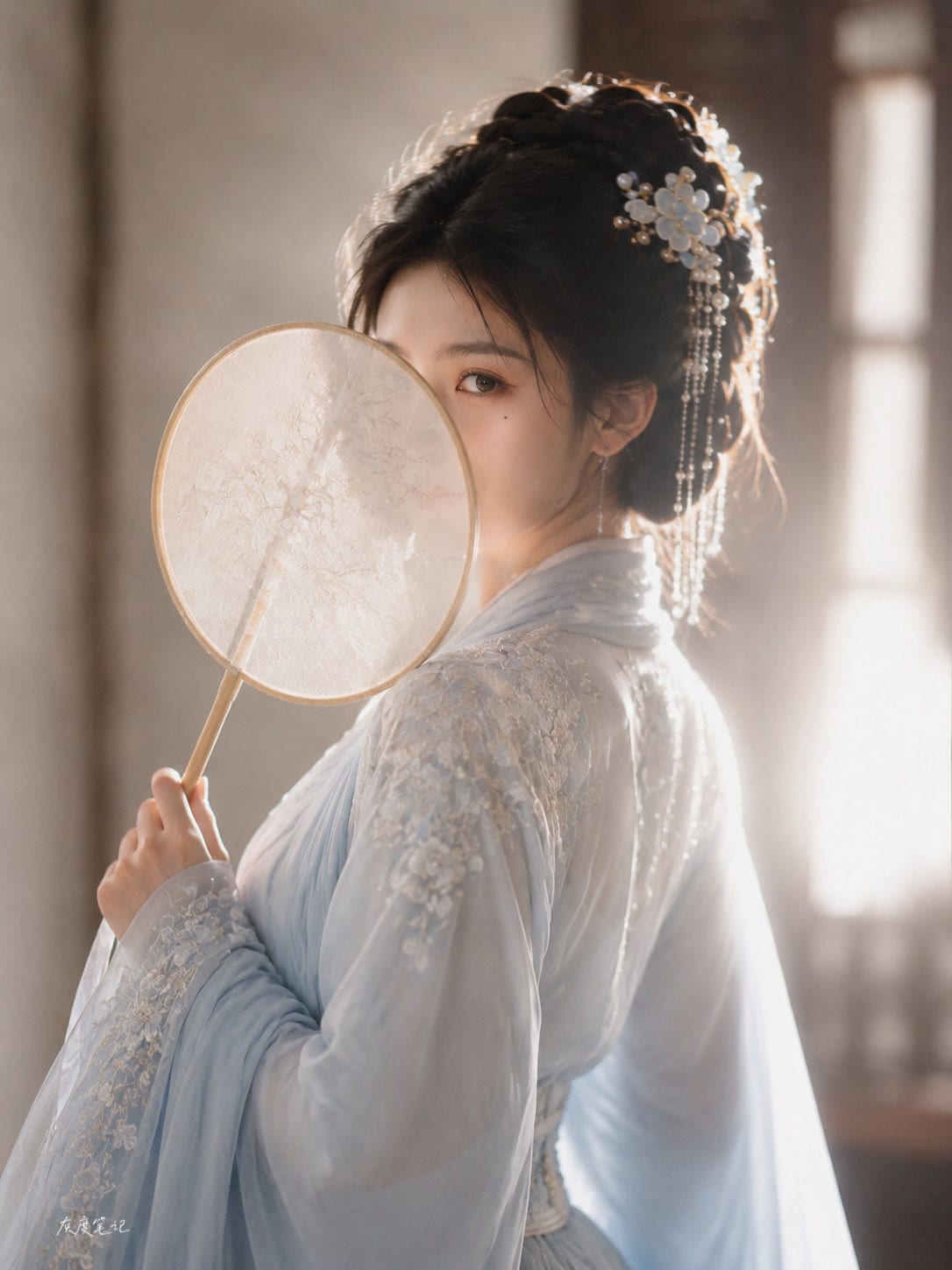 东方古典女性：淡蓝宋制长裙团扇写真
